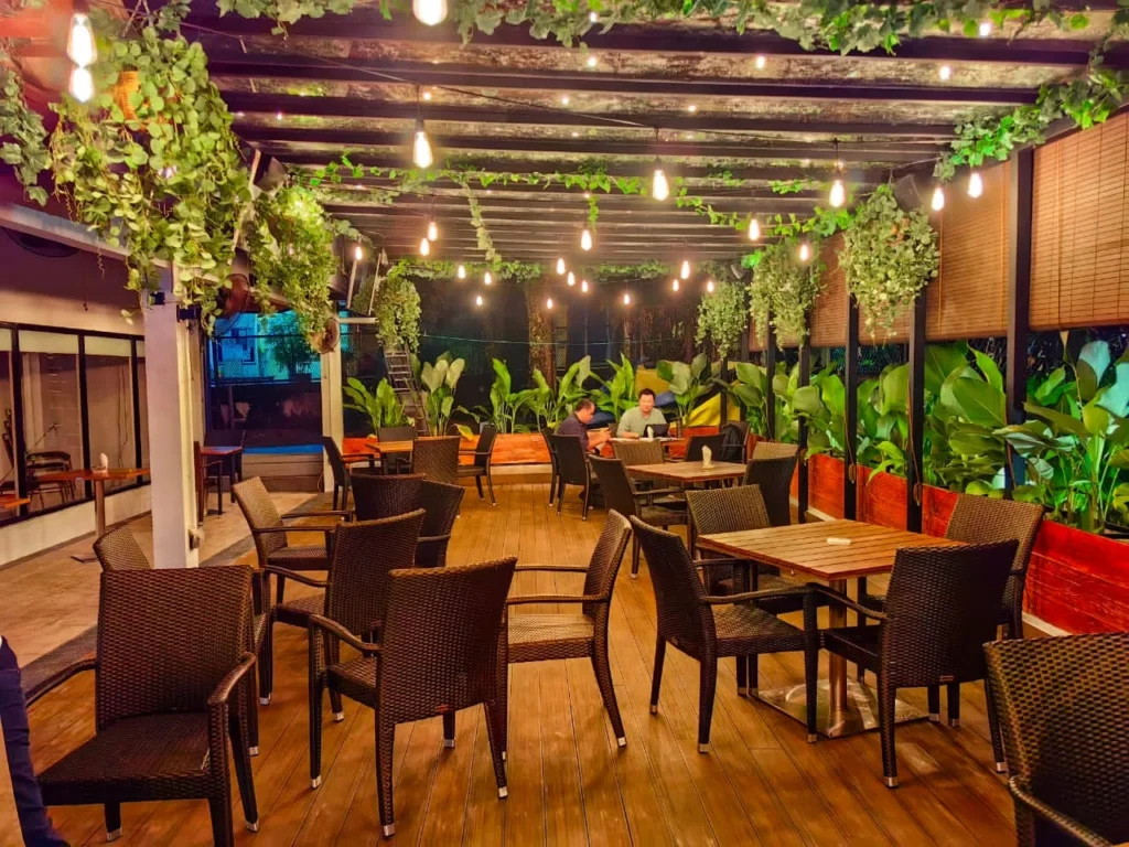 SideLine Restaurant & Sports Bar